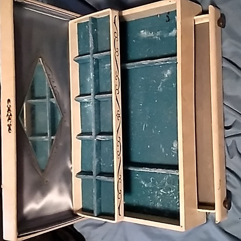 Lady Buxton jewelry box